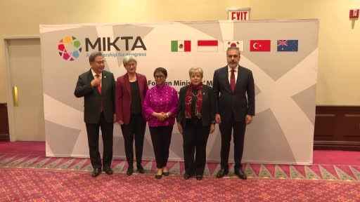 Bakan Fidan Türk bayrağını yerde bırakmadı